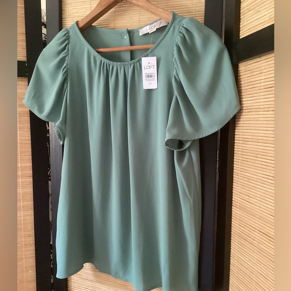 ♦️ LOFT blouse NWT short sleeve top XS button back sage green
